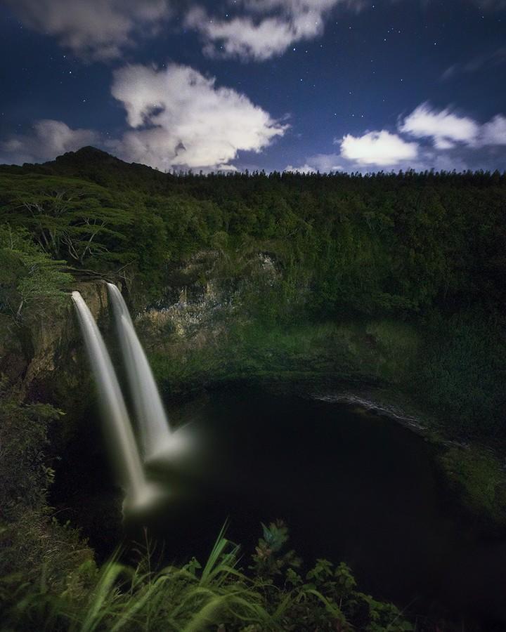  夜幕下的威陆亚瀑布，Paul Zizka摄影夏威夷考艾岛。 