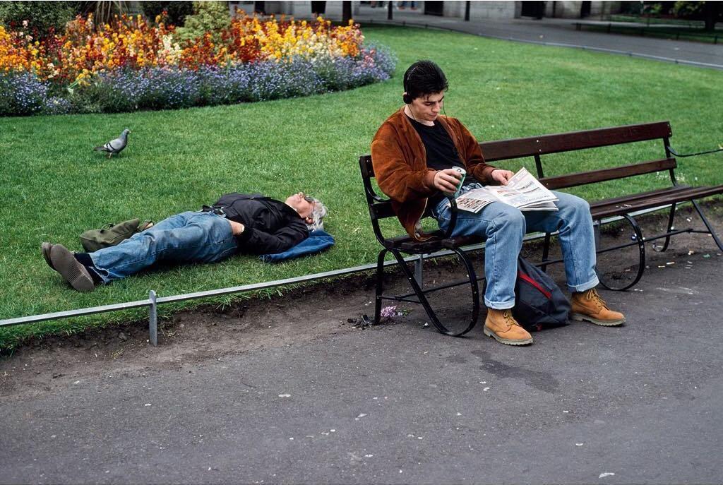  爱尔兰都柏林的街头一瞥，Steve McCurry摄于1991年。 