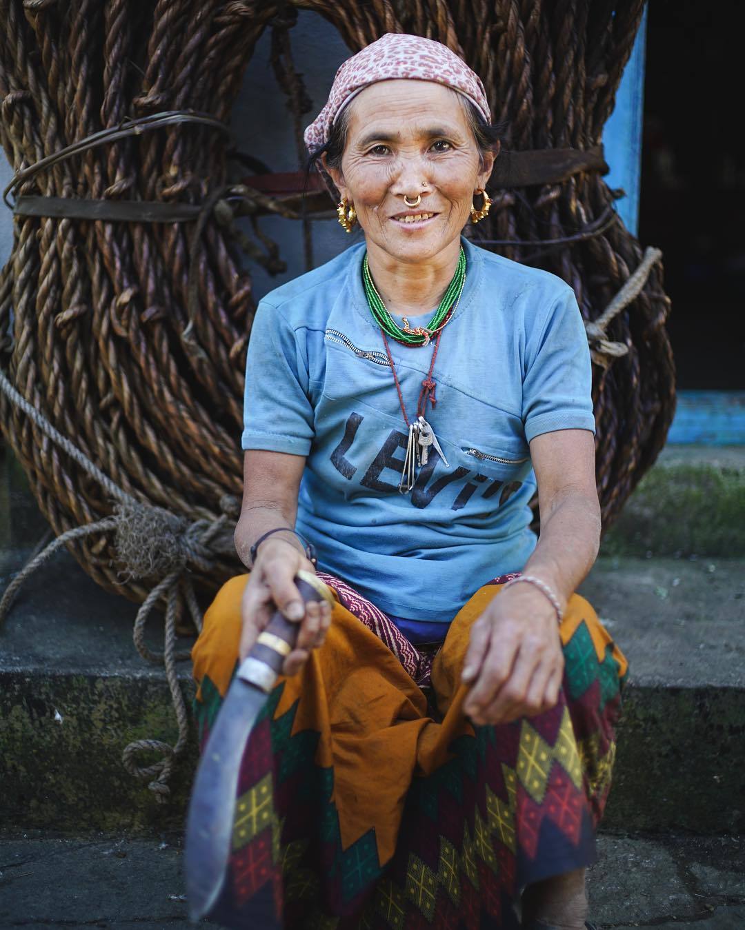  尼泊尔东部小村庄一位老人的肖像，来自摄影师Renan Ozturk。 