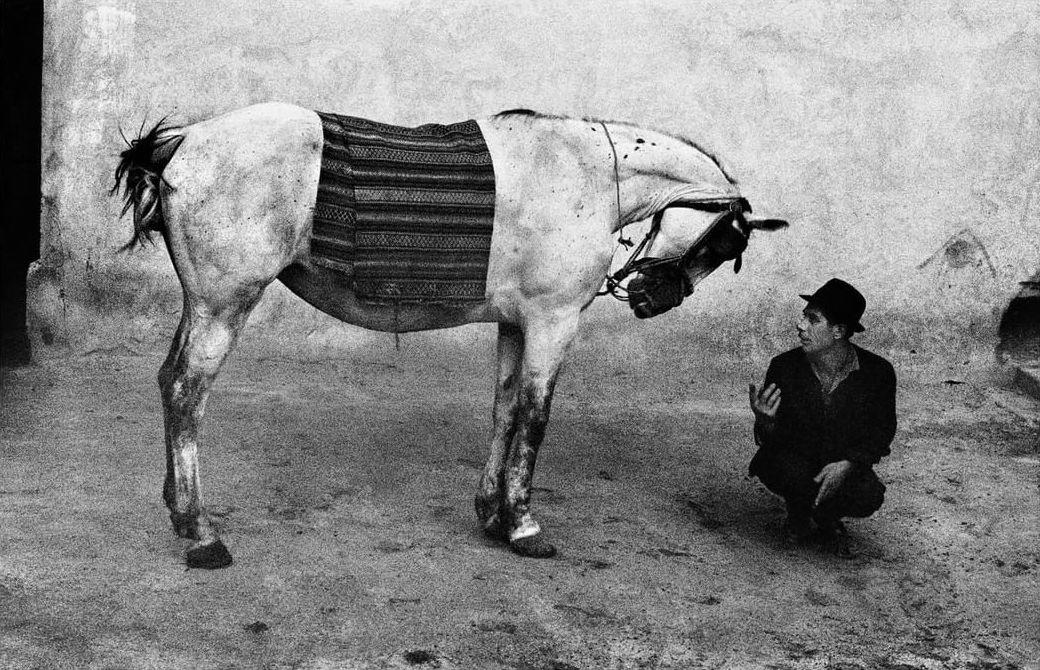  1968年罗马尼亚街头的人和马，来自马格南摄影师Josef Koudelka。 