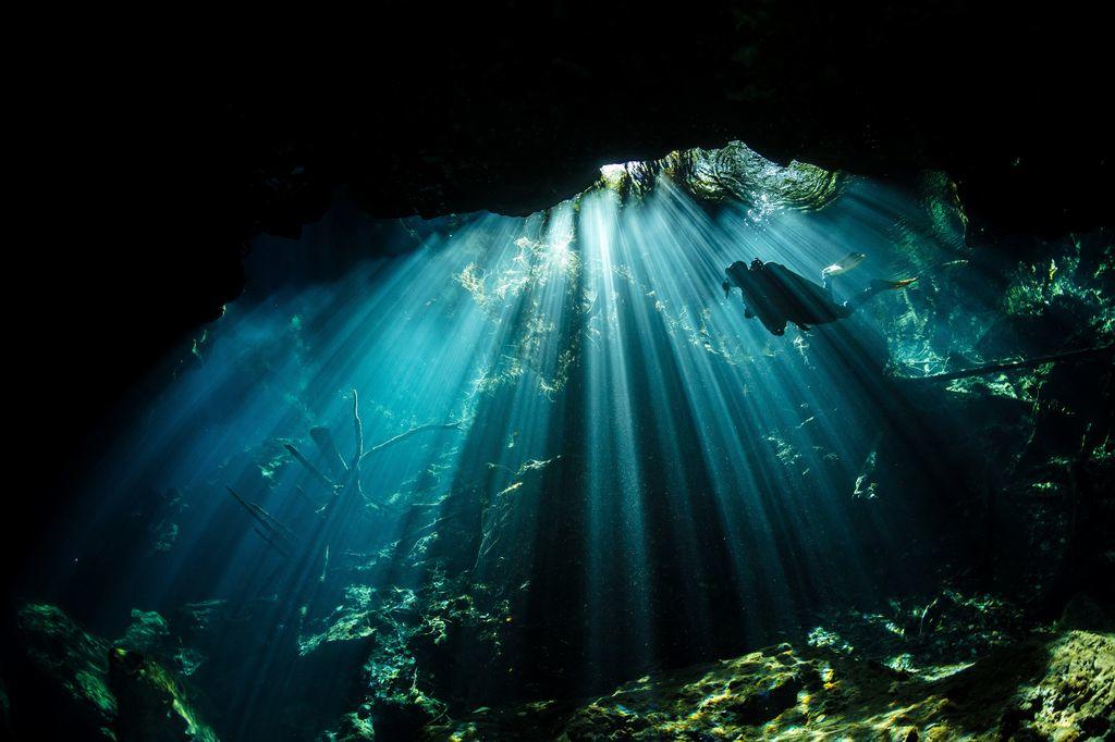  水下的光线，墨西哥坎昆天然井，来自摄影师HIRO ARAKI。 