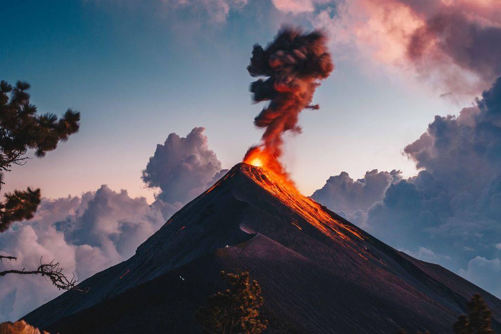  危地马拉的活火山已经持续活动上百年，来自摄影师ANGEL BORRAYO。 