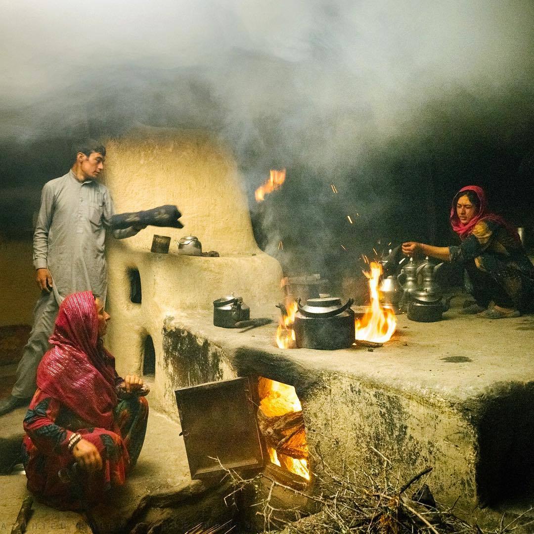  清晨的瓦罕人厨房，他们在准备一家人的薄饼和盐奶茶，来自摄影师Matthieu Paley。 