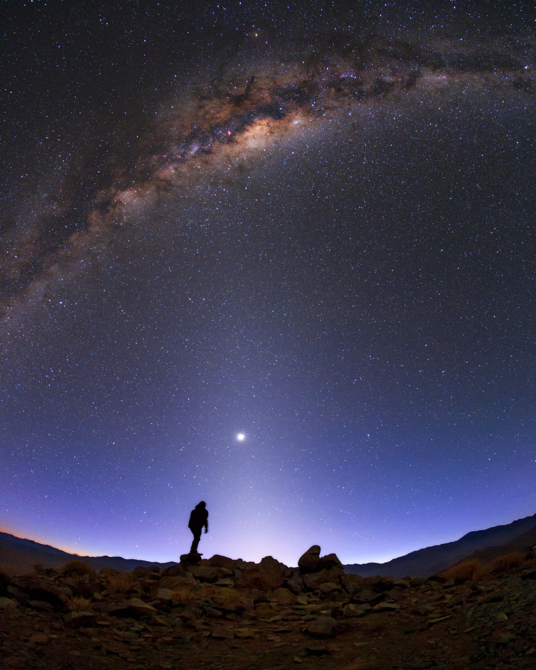  银河与地平线上的金星，来自摄影师Babak Tafreshi。 