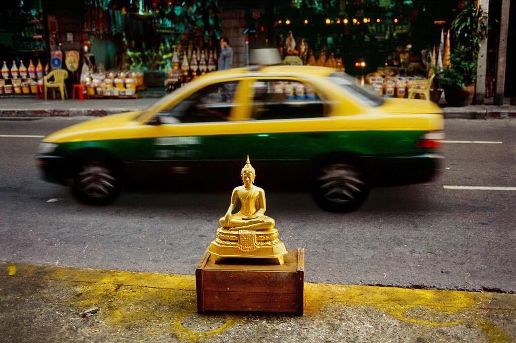 泰国曼谷街边的佛像，Steve McCurry摄于2004年。 