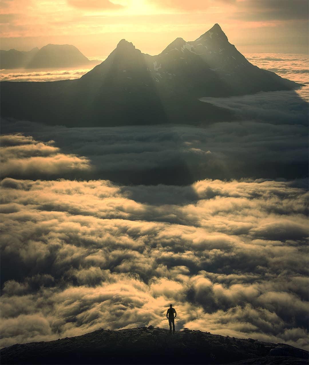 山顶的光影，Max Rive摄于挪威。 