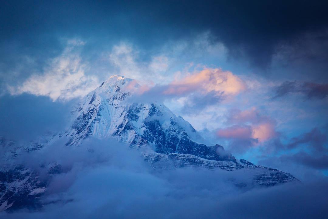  从尼泊尔境内拍摄的喜马拉雅山脉，来自摄影师Emily Ploar。 