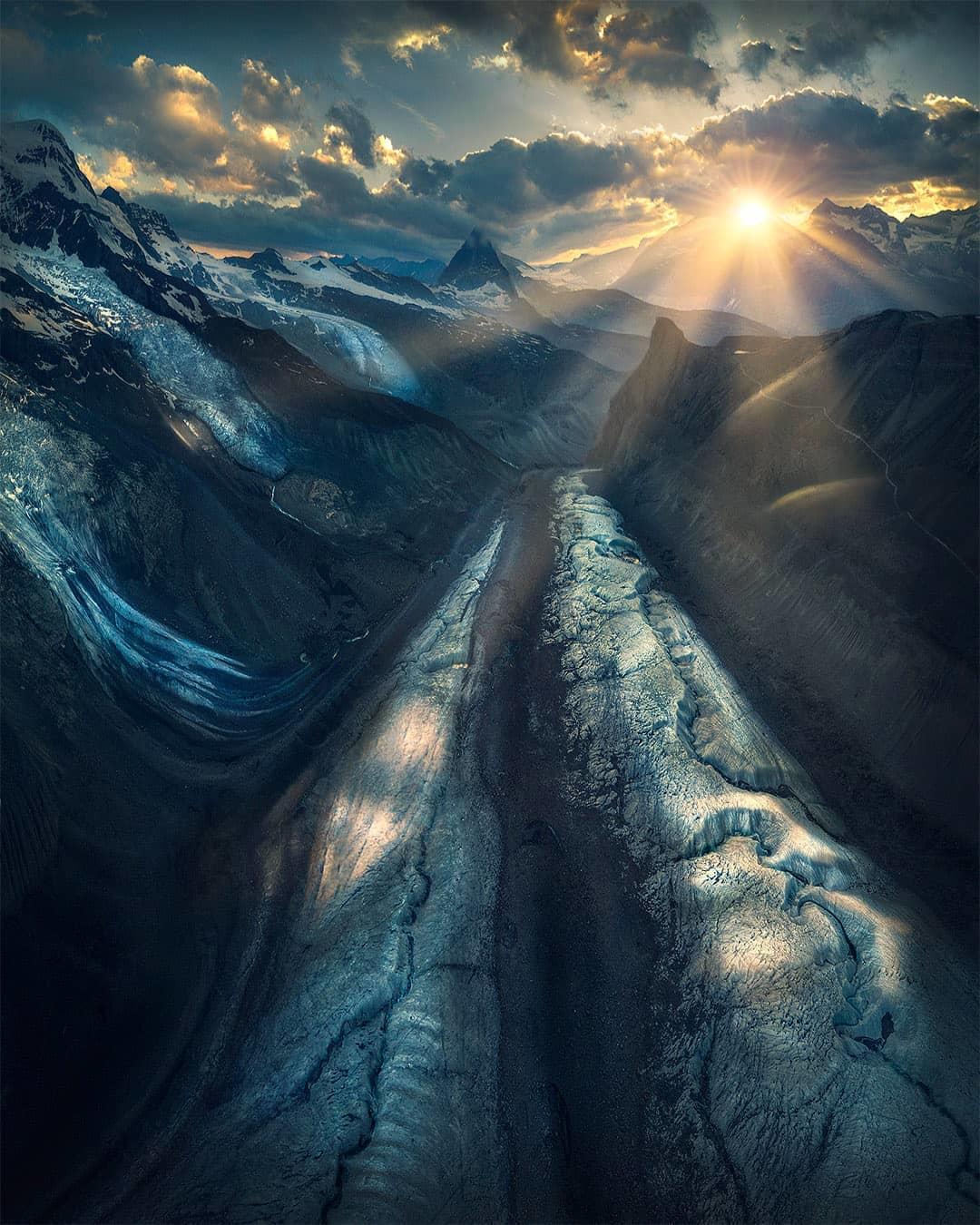  瑞士日落下的戈尔内冰川，来自摄影师Max Rive。 