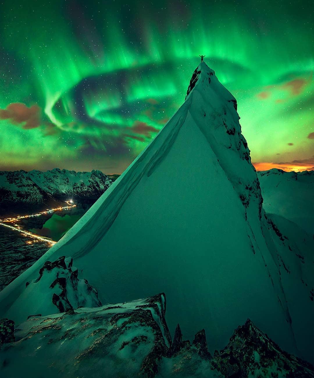  挪威的极光与雪山，来自摄影师Max Rive。 