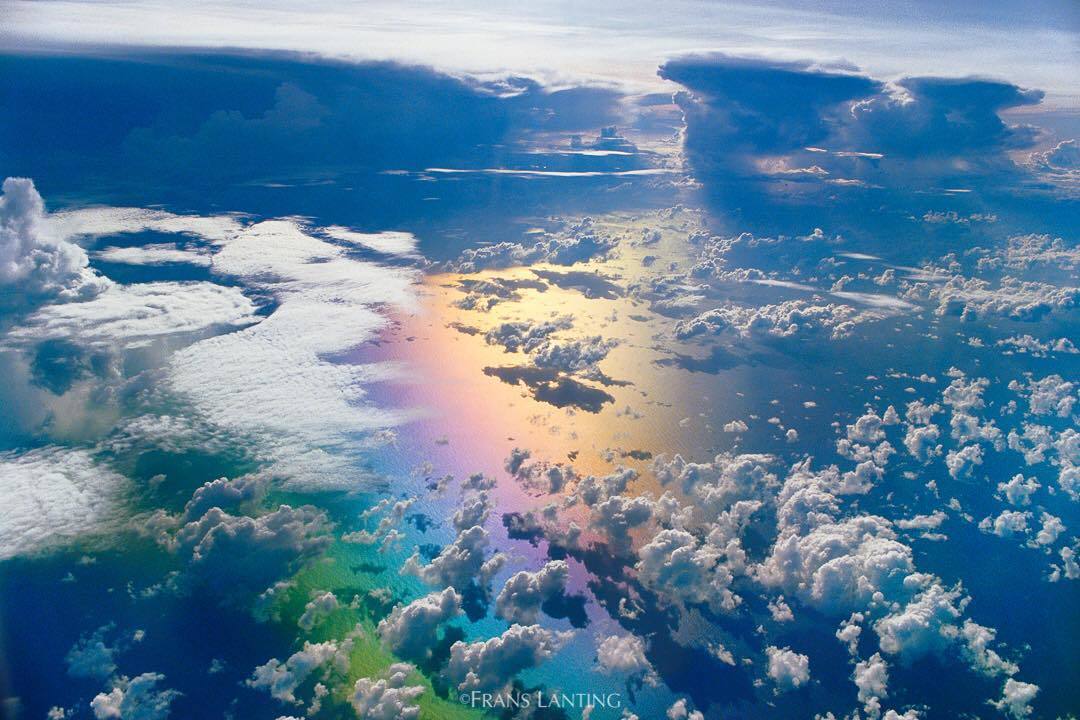  阳光下色彩斑斓的印度洋海面，来自摄影师Frans Lanting。 