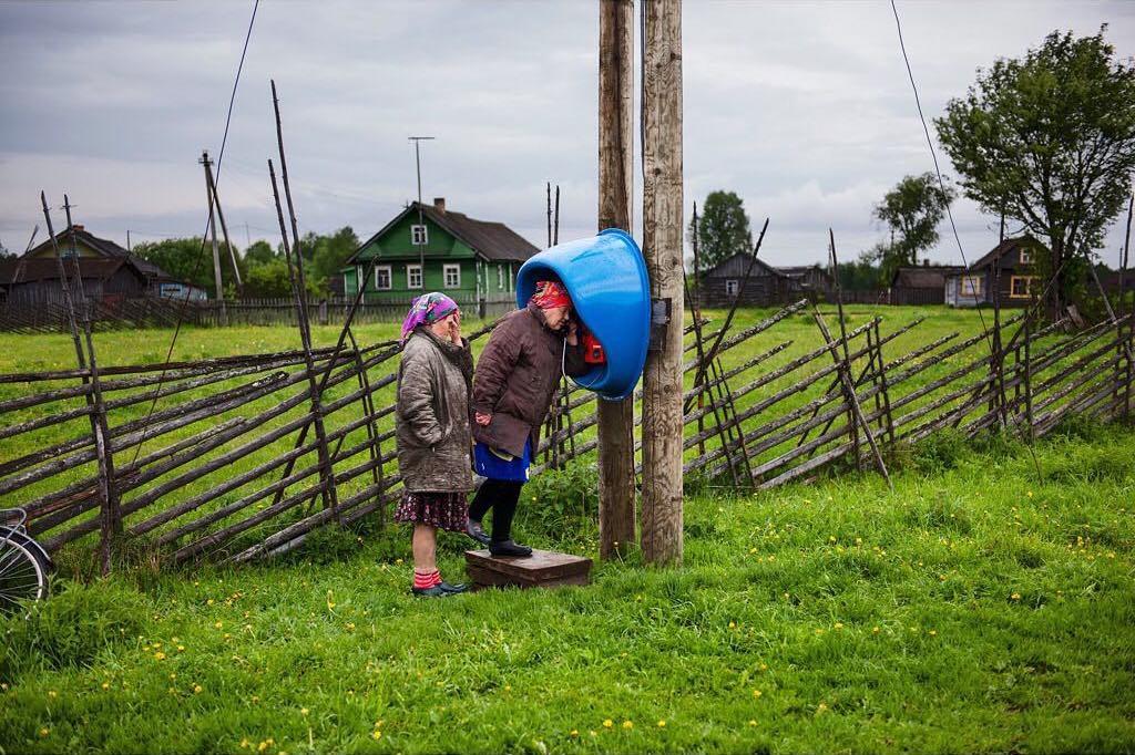  电话，Steve McCurry摄于2012年俄罗斯卡累利阿。 