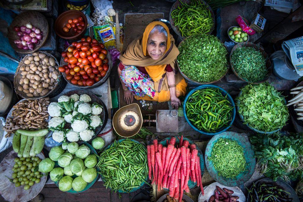  卖菜的妇人和她多彩的蔬菜，Steve Demeranville摄于印度焦特布尔。 