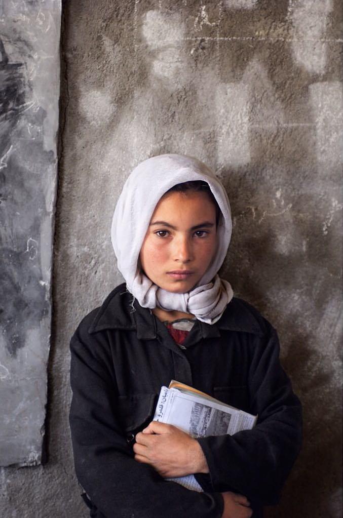  阿富汗巴米扬课堂上的小女孩，Steve McCurry摄于2007年。 