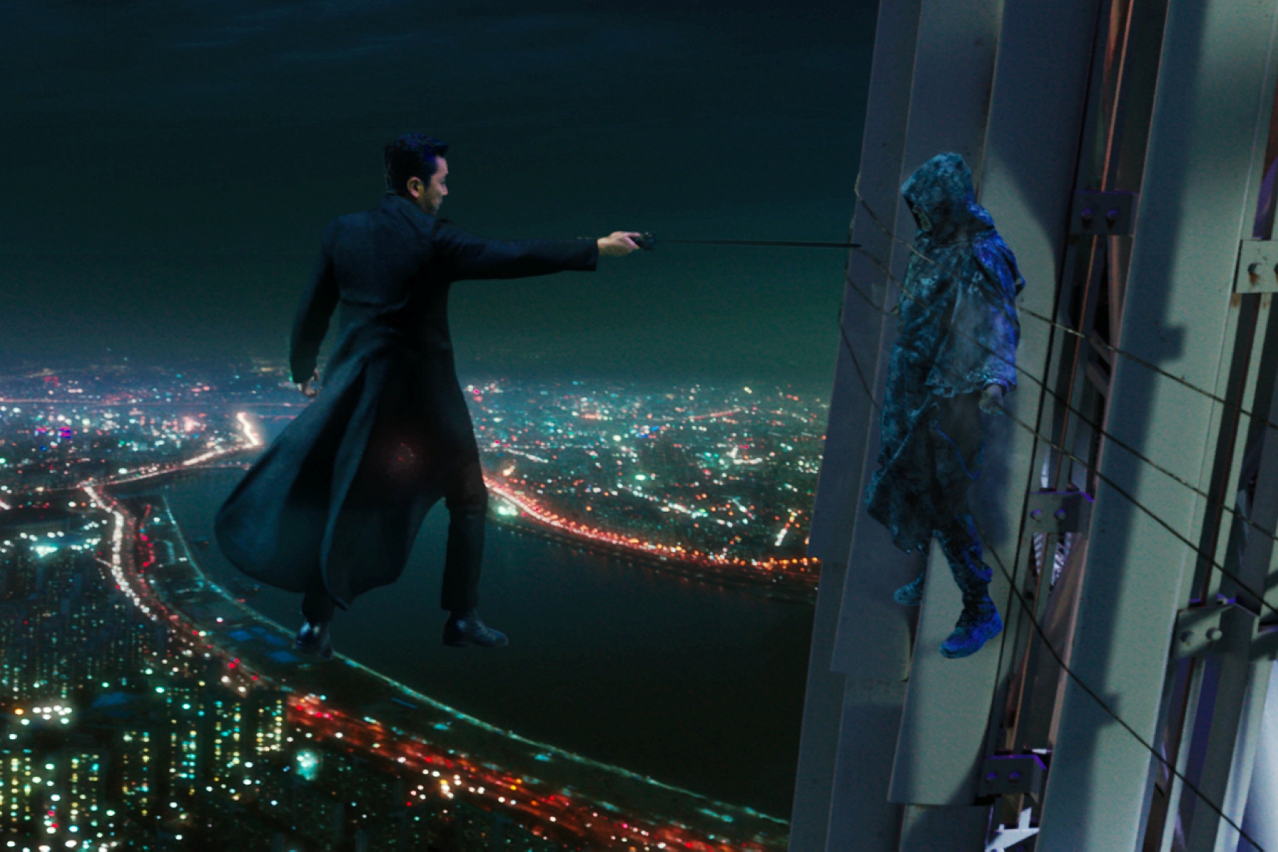  剧照：与神同行，导演: 金容华。<br />阴间有法，所有亡者在死后的49天内都要经过七次审判——分别在杀人狱、懒惰狱、欺骗狱、不义狱、背叛狱、暴力狱、天伦狱中进行，只有通过了七次审判宣告无罪的亡者，才有获得新生的机会。 