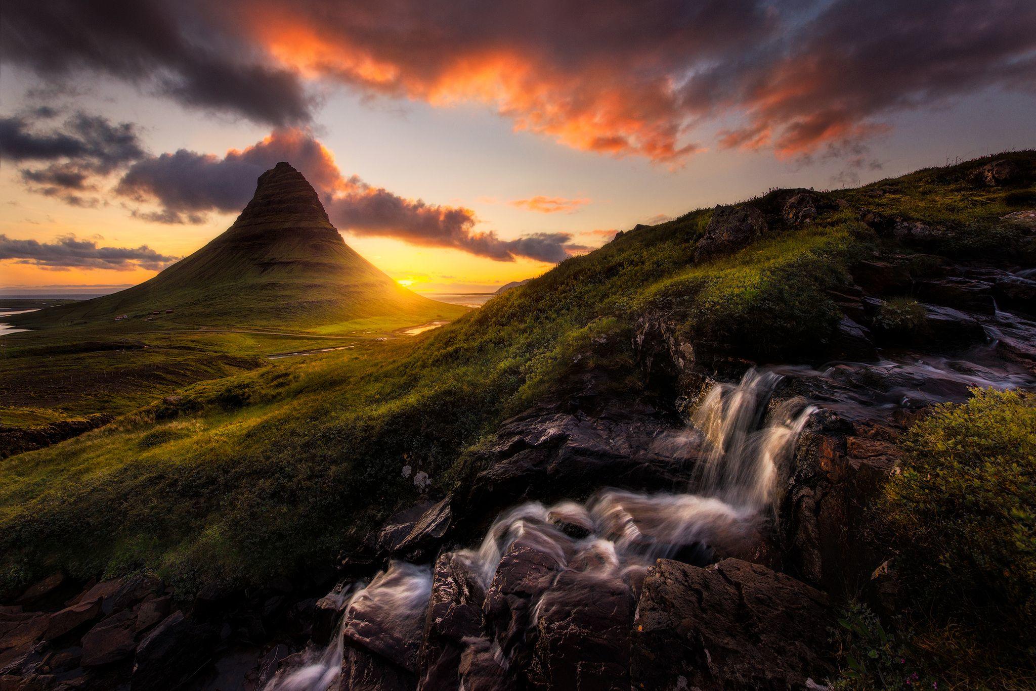  冰岛基尔丘山后的日出，来自摄影师PIRIYA WONGKONGKATHEP。 