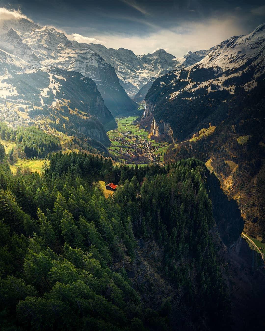  瑞士阿尔卑斯山脉，来自摄影师Max Rive。 