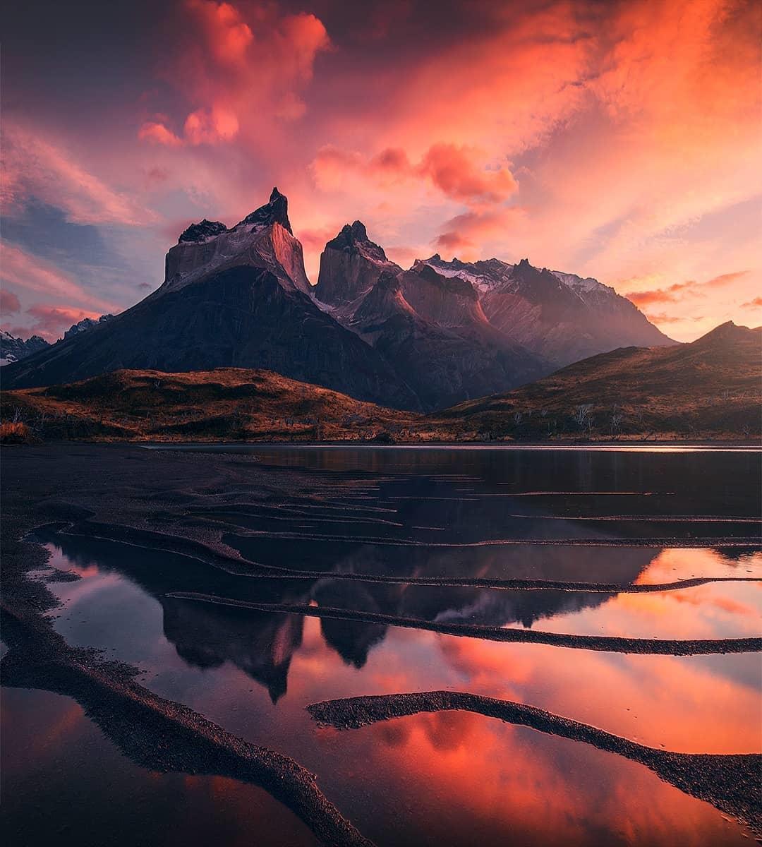  智利百内国家公园的日出，来自摄影师Max Rive。 