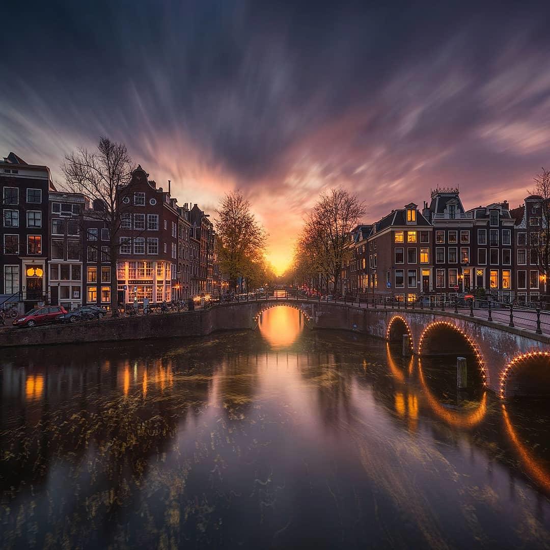  荷兰阿姆斯特丹的傍晚，来自摄影师Albert Dros。 