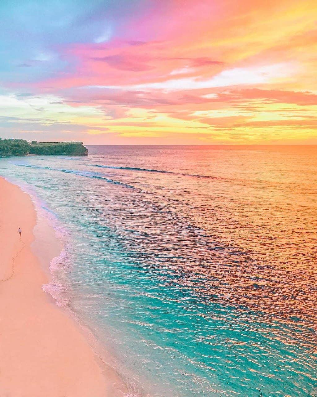  印尼巴厘岛彩虹色的沙滩海岸，来自摄影师WAHYU MAHENDRA。 