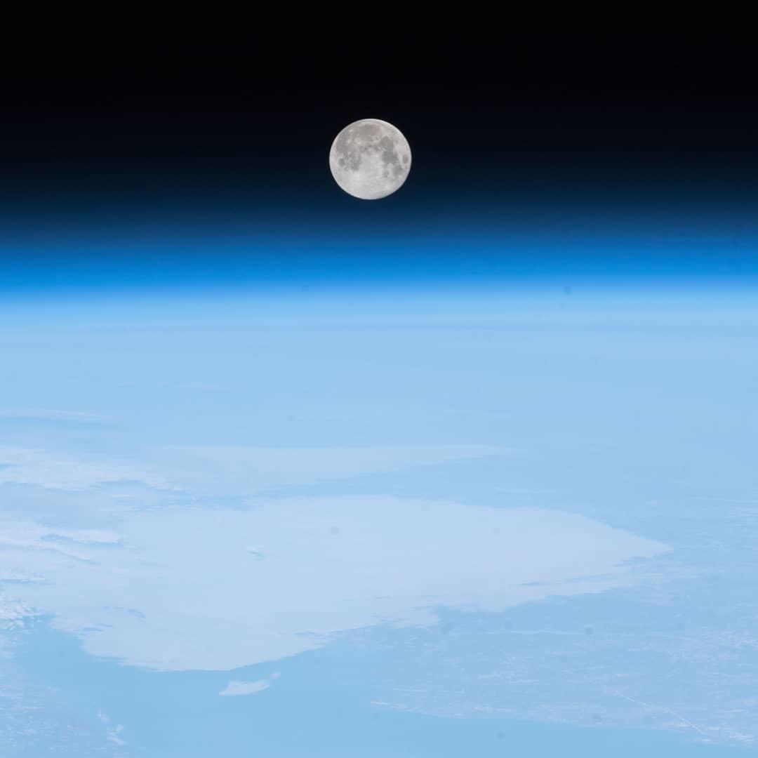  从国际空间站拍摄的加拿大纽芬兰上空的满月，来自NASA。 