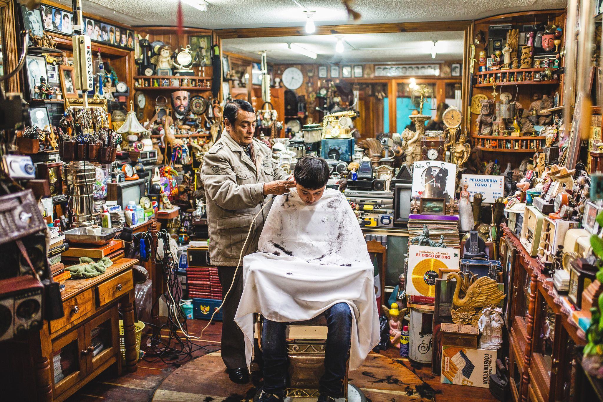  墨西哥街头的理发店，来自摄影师CHELSEA NIX。 