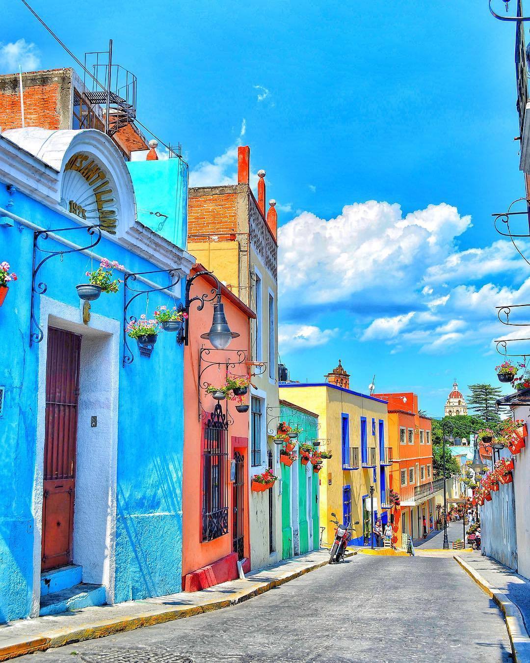  色彩斑斓的街道，JAVIERMOHI摄于墨西哥。 
