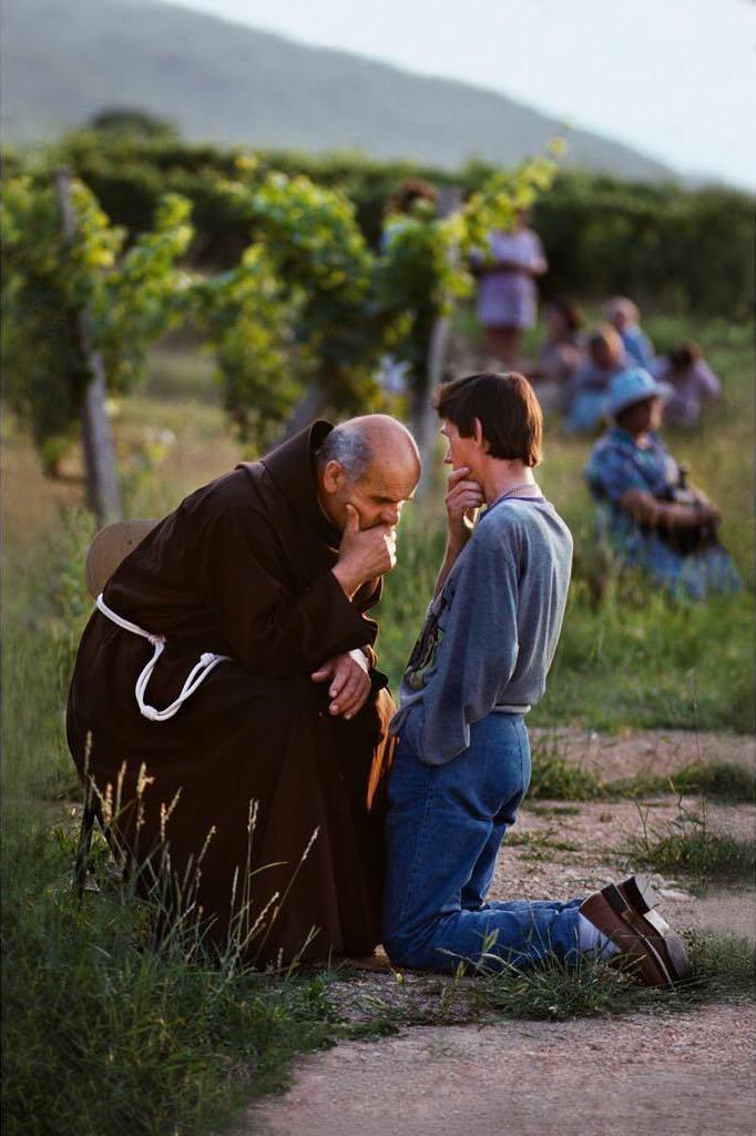  在室外忏悔的祈祷者，Steve McCurry摄于1989年波斯尼亚默主歌耶。 