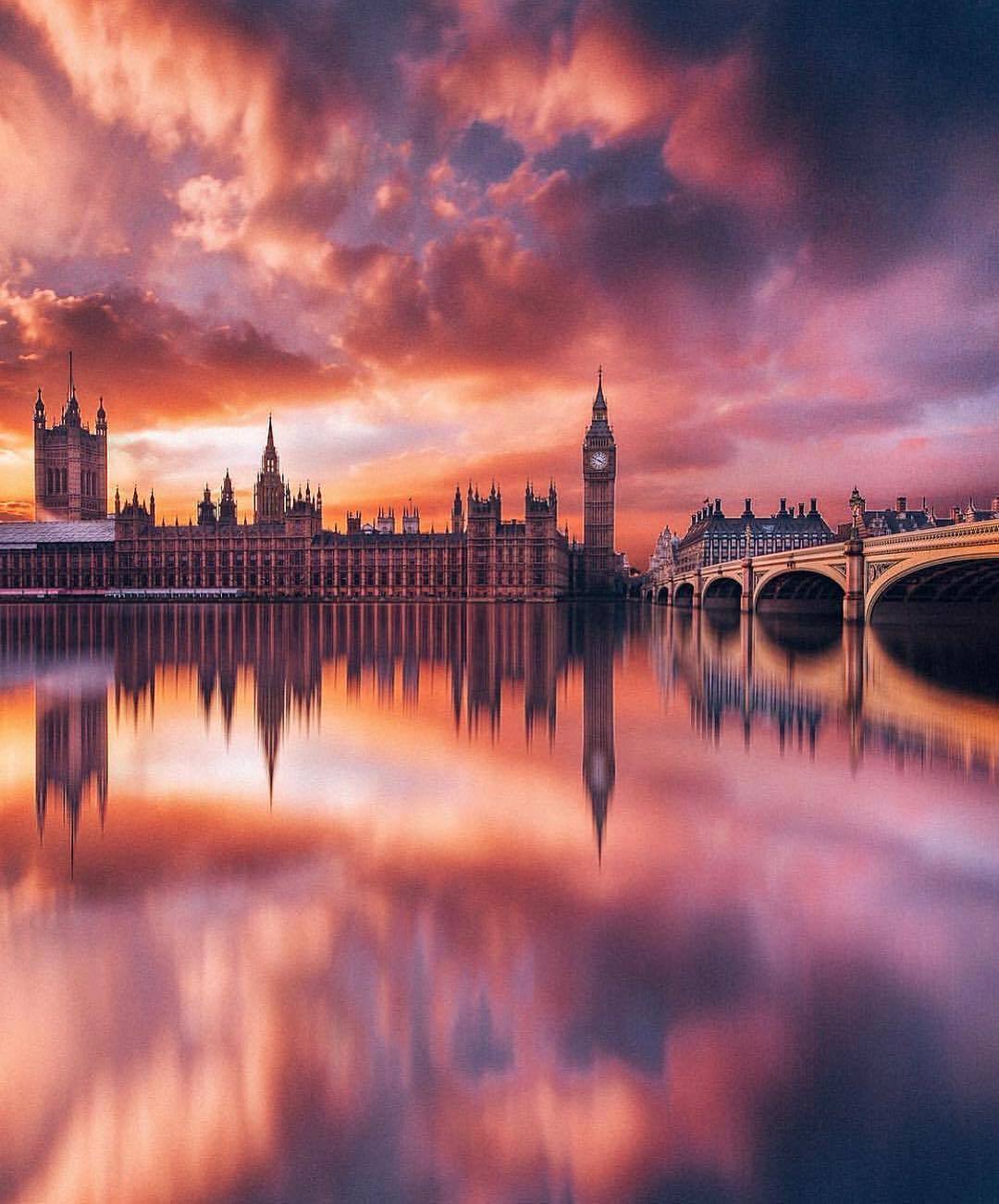  黄昏时分的伦敦，来自摄影师JACOB RIGLIN 。 