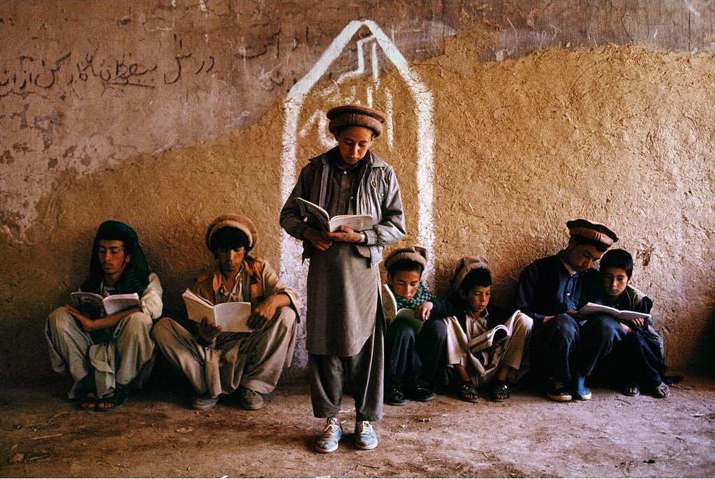  阿富汗巴米扬上课的孩子，Steve McCurry摄于2002年。 