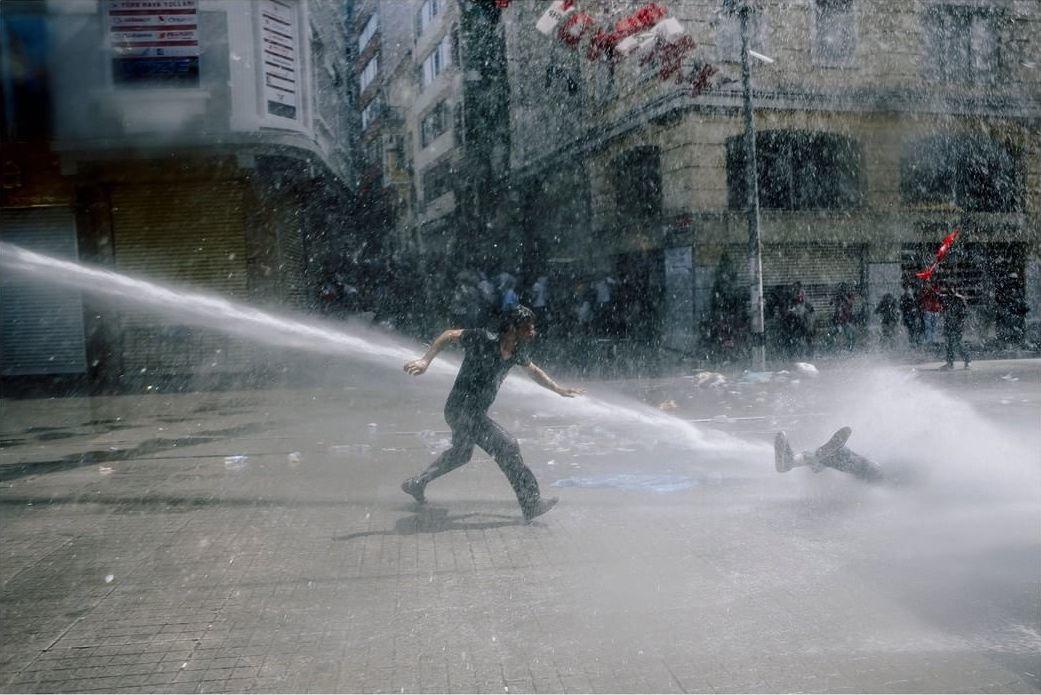  喷向示威群众的水枪，Emin Özmen摄于2013年土耳其伊斯坦布尔塔克西姆广场。 