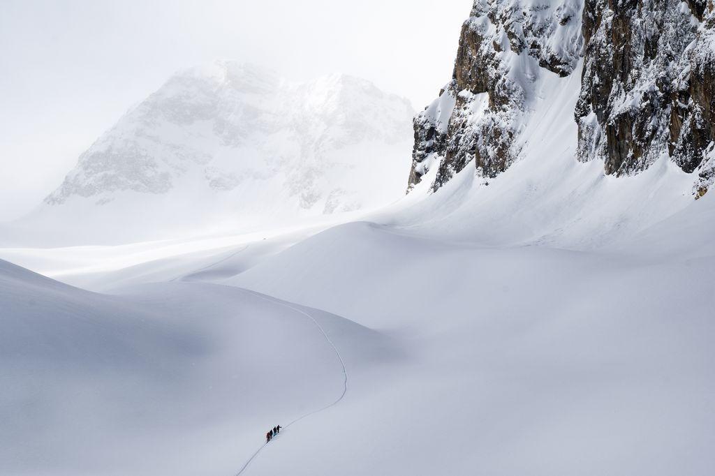  登山中的滑雪者，来自摄影师REINER AICHHOLZ。 