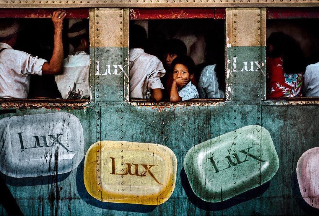  缅甸仰光火车站，Steve McCurry摄于1994年。 