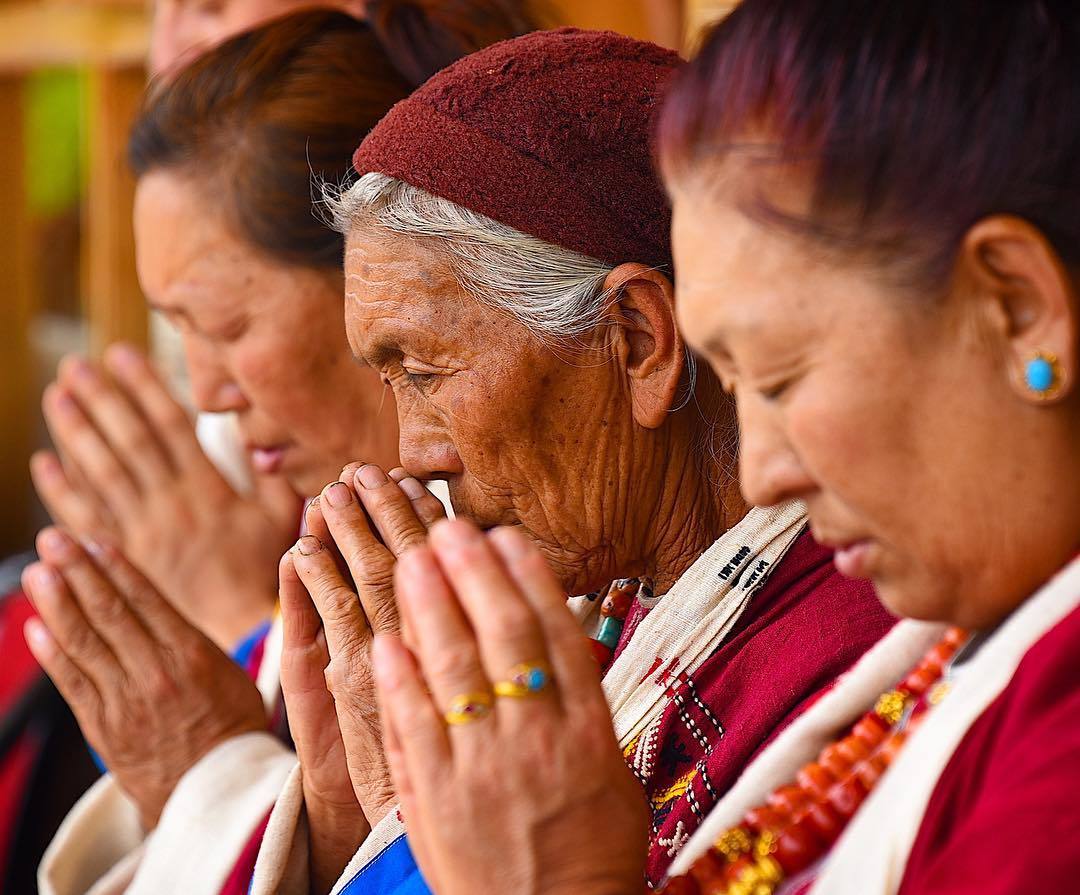  印度阿鲁纳恰尔邦的祈祷者，来自摄影师Mike Libecki。 