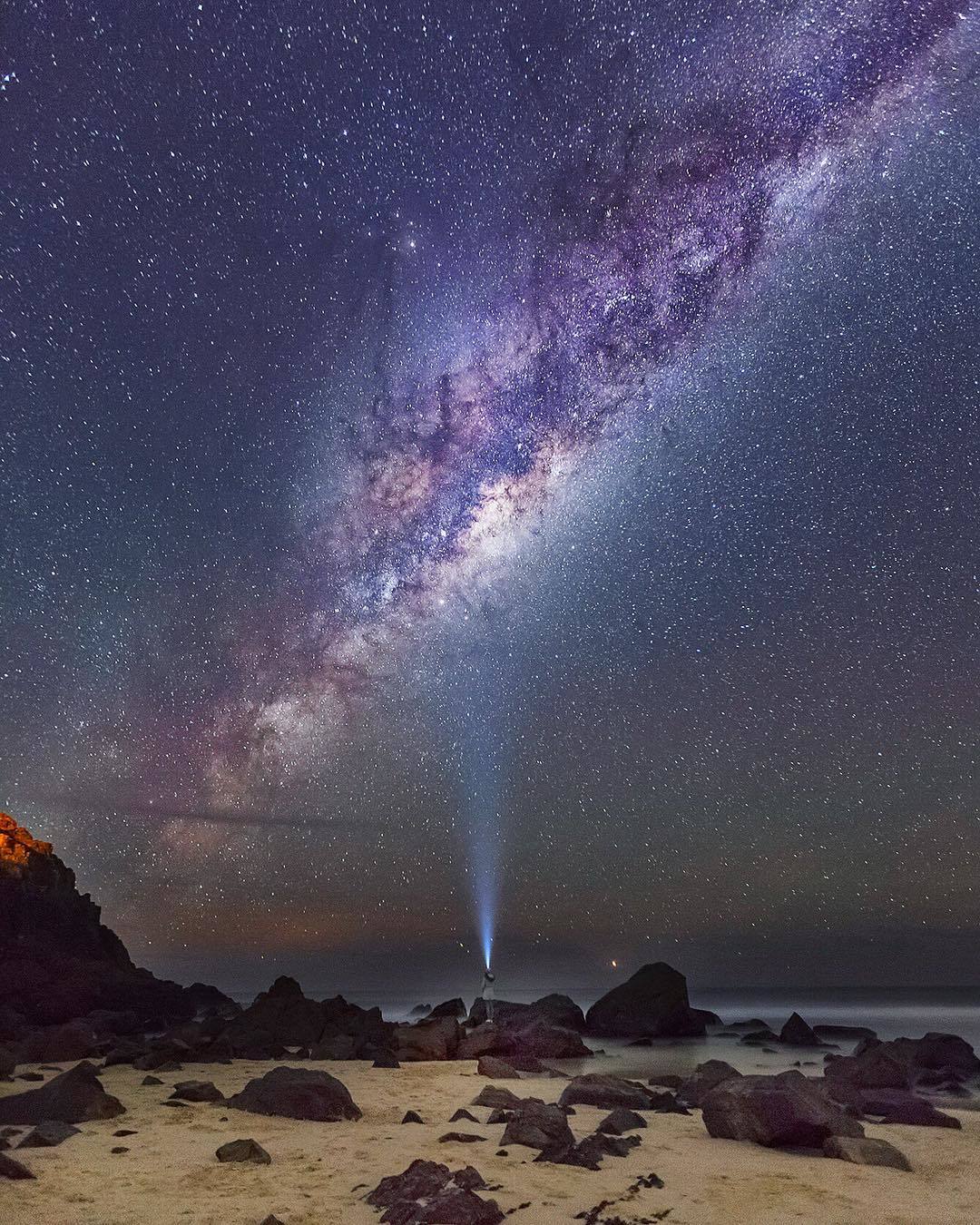  卡巴雷塔海滩上空的星河，来自摄影师Stephen Waller。 