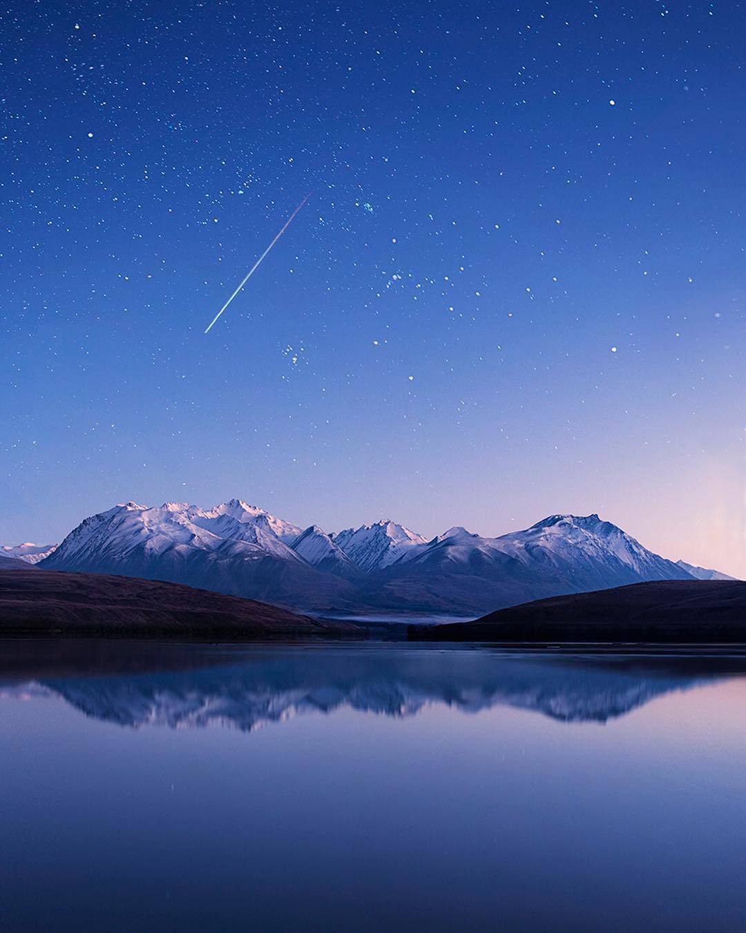  流星与清晨的新西兰亚历山大湖，来自摄影师Jay Daley。 