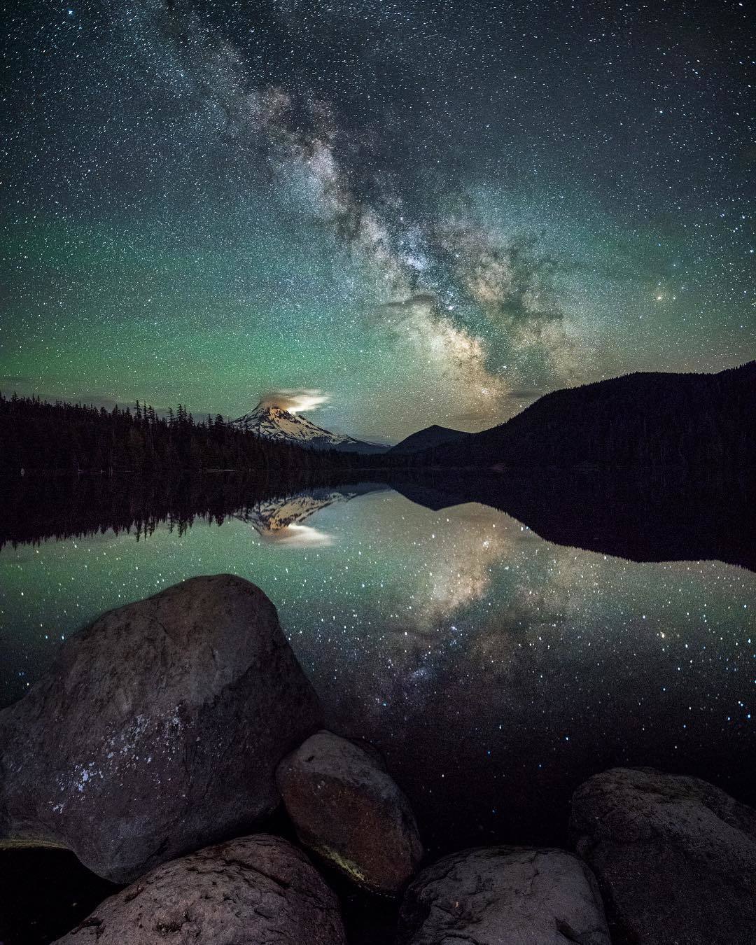  失落湖上的银河，来自摄影师John Weatherby。 