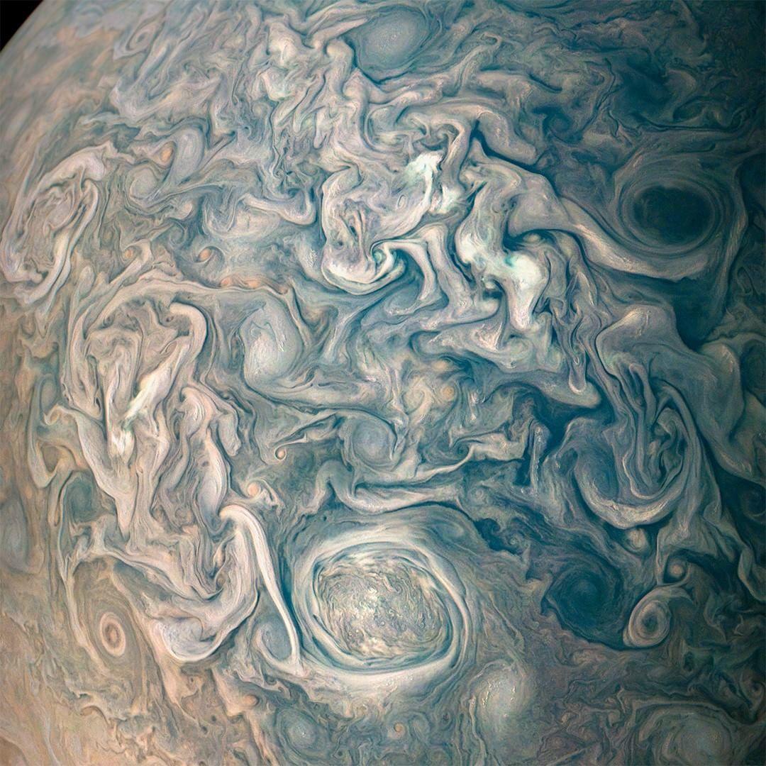  木星上空的云层漩涡，来自NASA 朱诺号探测器。 