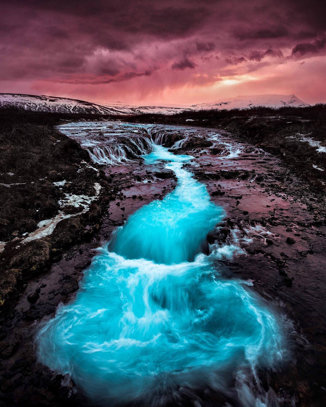  冰岛蓝色秘境瀑布，来自摄影师John Weatherby。 