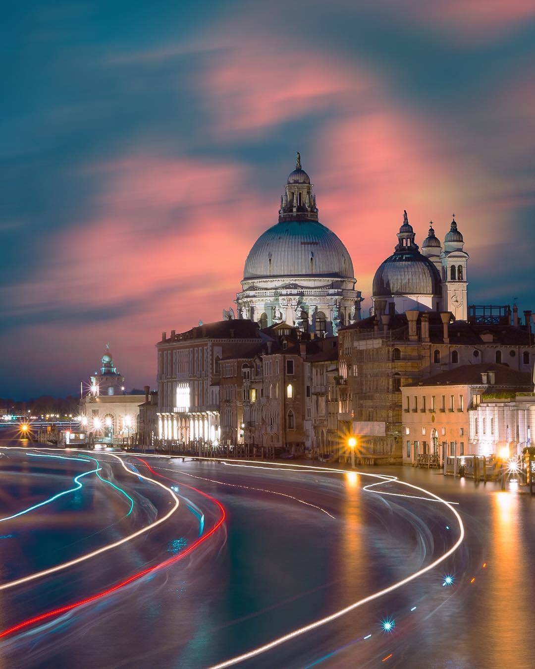  威尼斯的夜景，来自摄影师DORIAN PELLUMBI。 