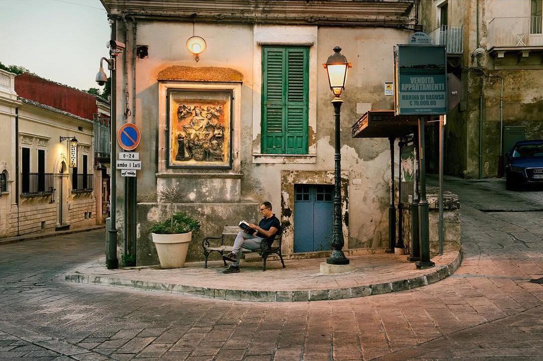  意大利西西里岛的街头，Steve McCurry摄于2017年。 