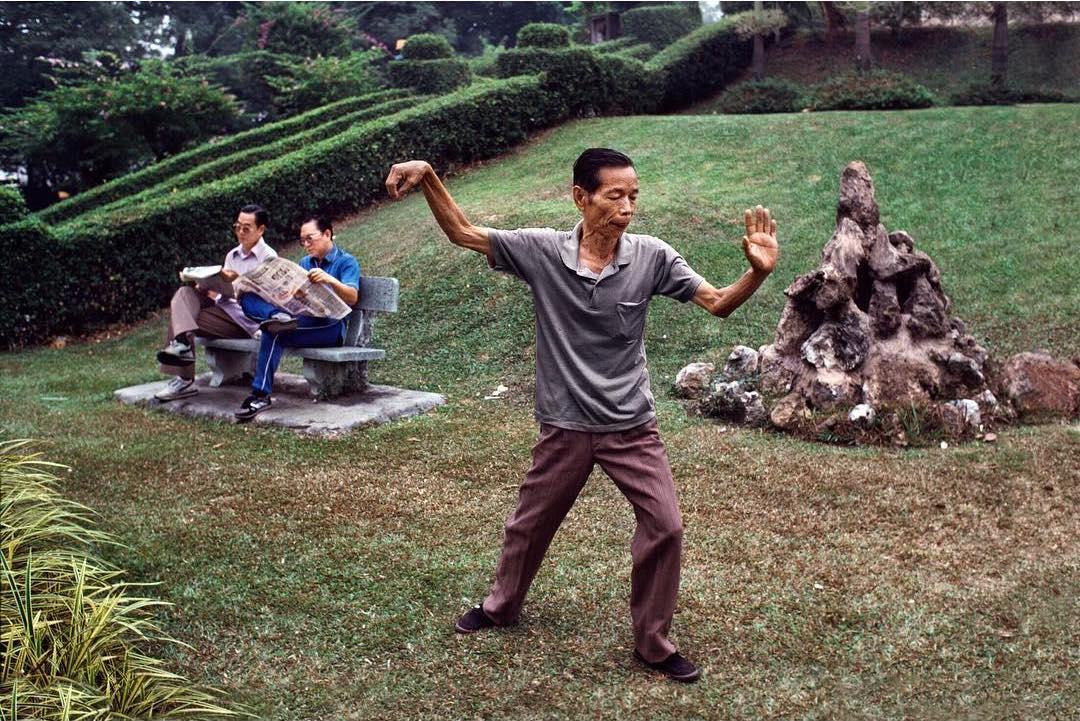  在公园打太极的老人，Steve McCurry摄于1992年马来西亚吉隆坡。 