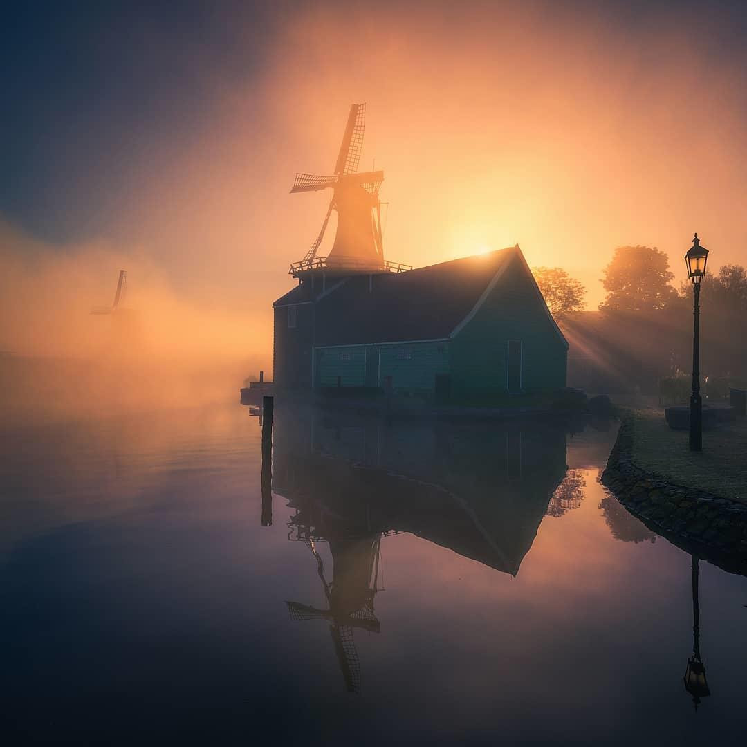  荷兰风车村的日出，来自摄影师Albert Dros。 