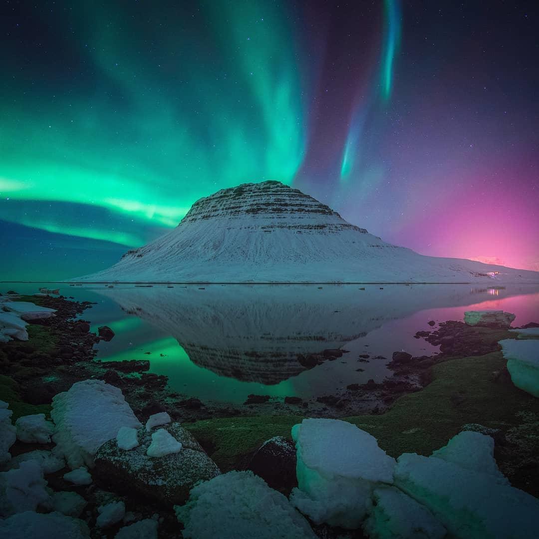  北极光下的基尔丘山，来自摄影师Albert Dros。 