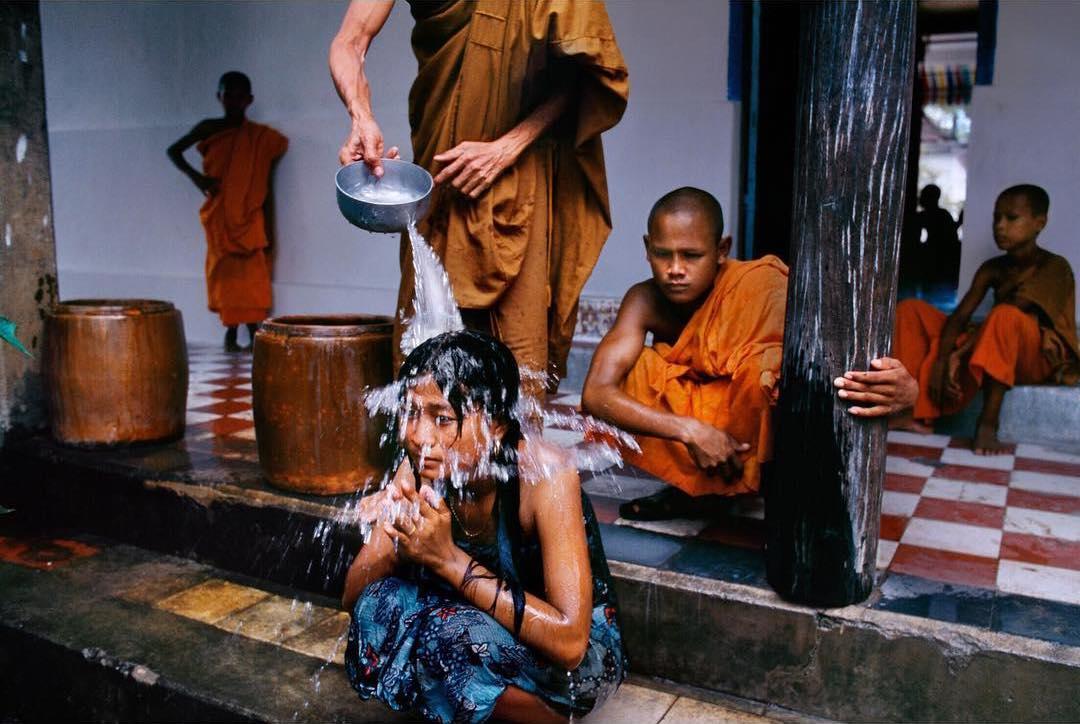  参加净化仪式的女孩，Steve McCurry摄于1999年柬埔寨吴哥窟。 