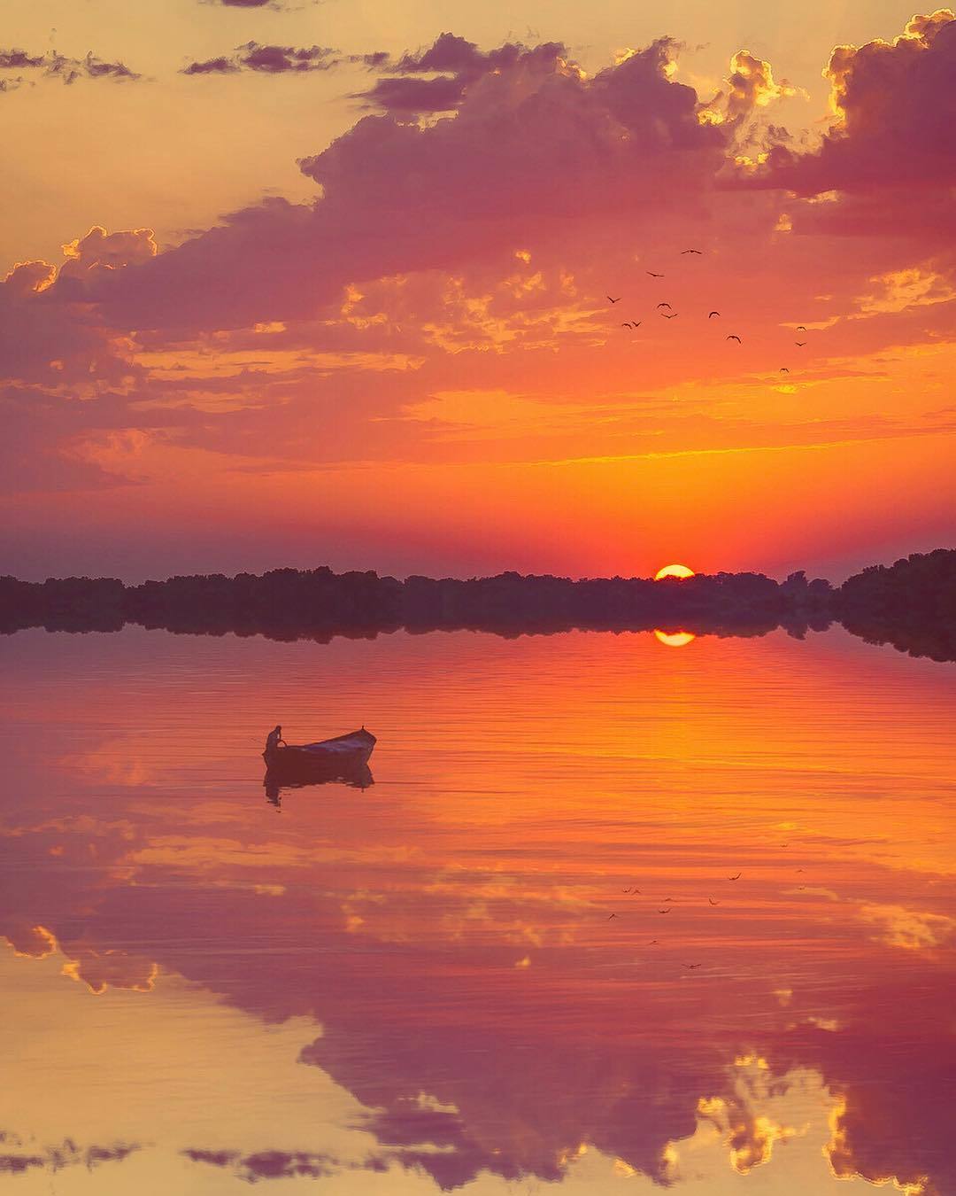  湖上的日落，Marina摄于乌克兰迪尼普。 