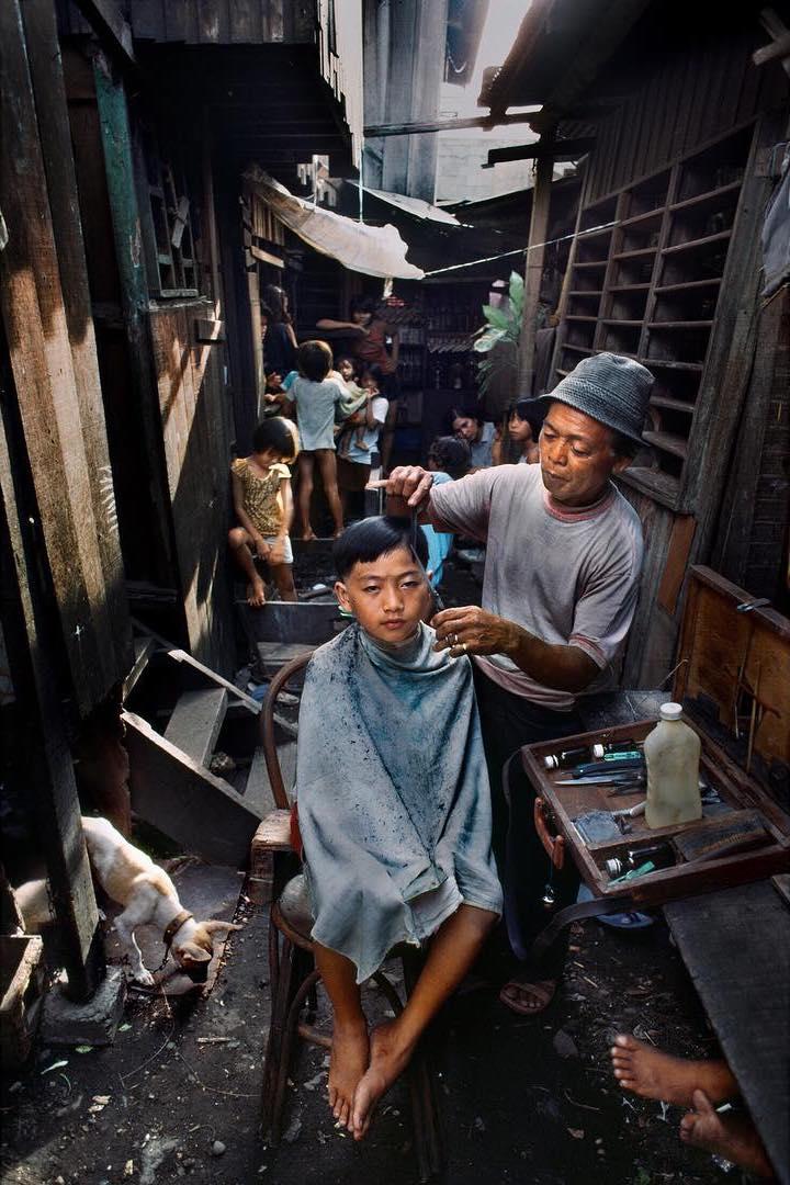  邻家理发店，Steve McCurry摄于1985年菲律宾三宝颜。 