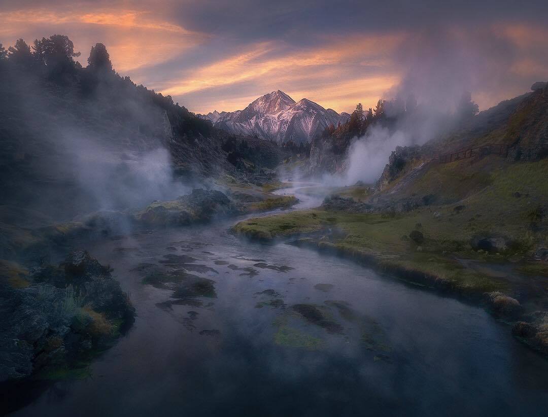  晨雾山间，来自摄影师Miles Morgan。 