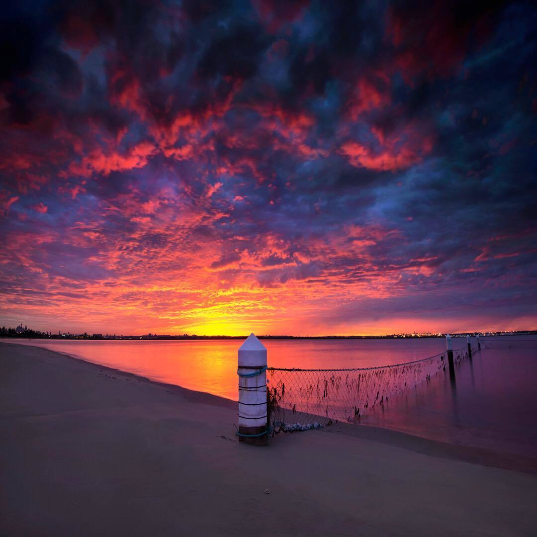  沙滩上的日落，来自摄影师Jay Daley。 