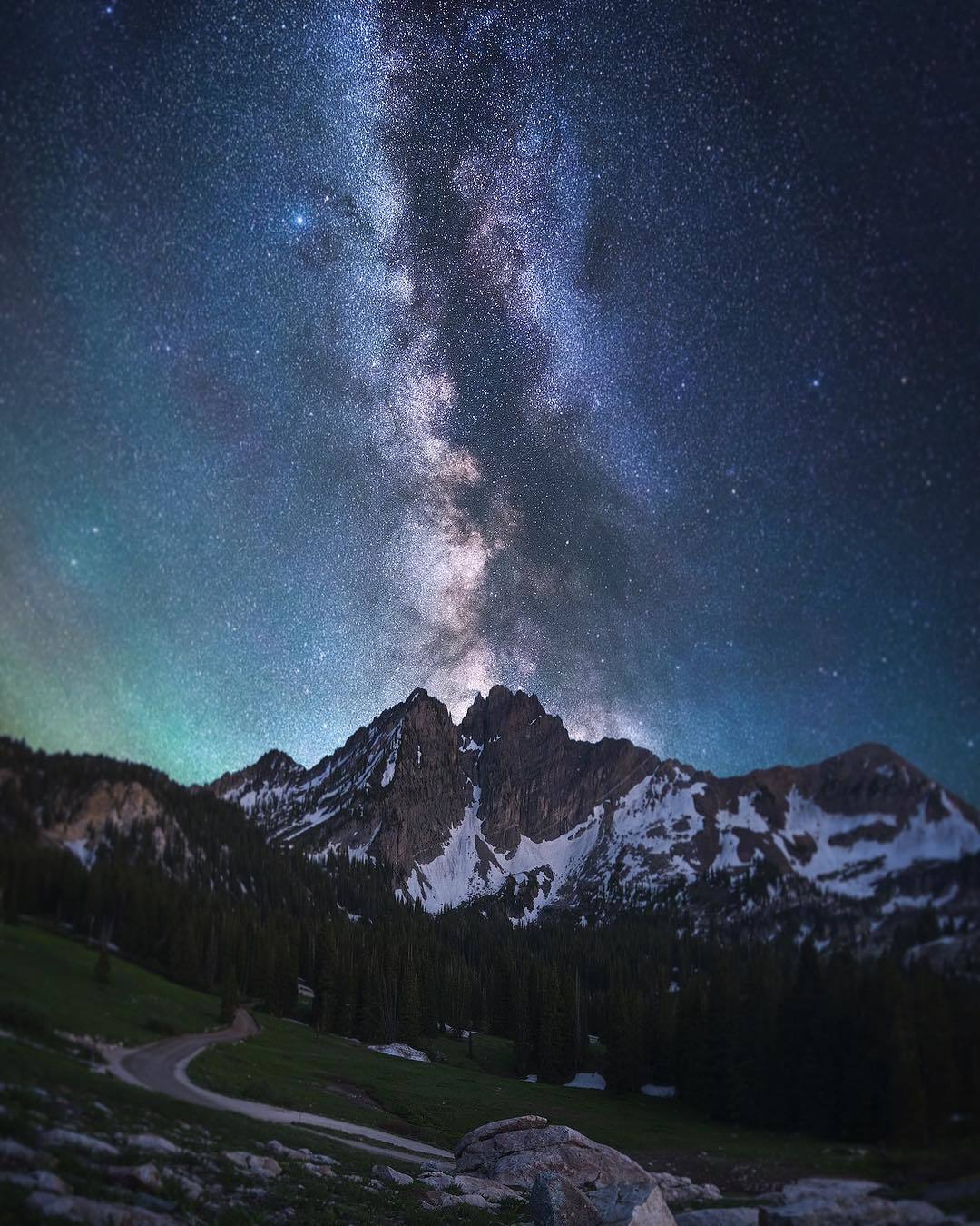  犹他Little Cottonwood Canyon上空的银河，来自摄影师Derek Sturman。 