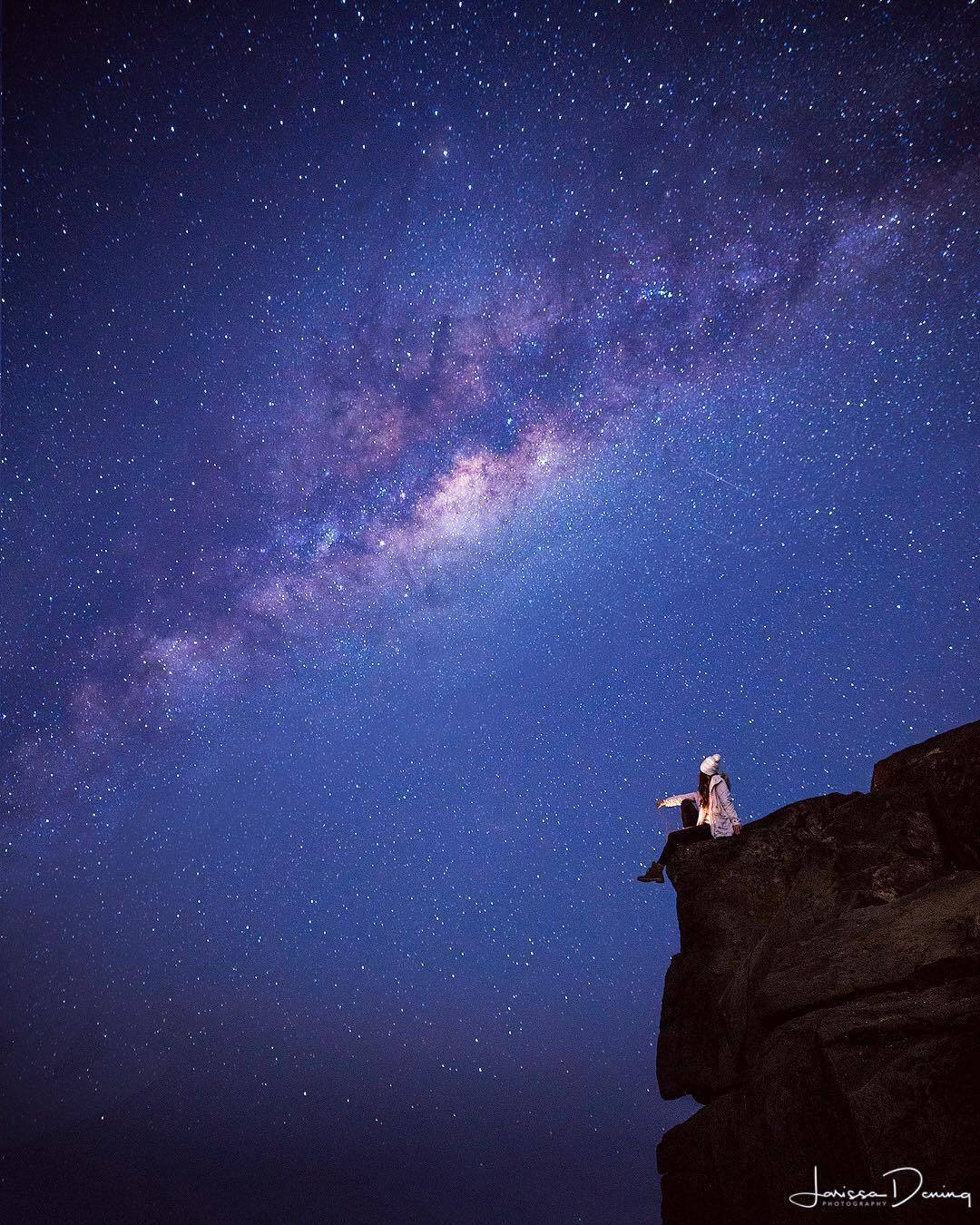  星空下，Lariss Denning摄于南威尔士Fingal Head。 